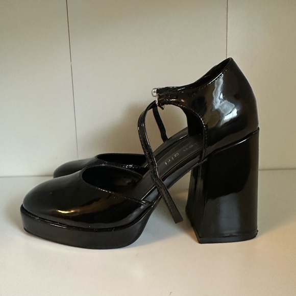 Black Patent Leather Mary Jane Shoes - Picture 2 of 3